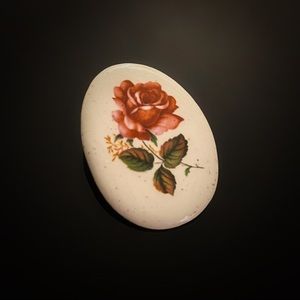 🌹 Elegant VTG Ceramic Brooch w rose